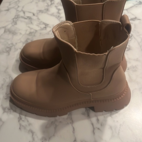 Boots ❤️ - Picture 2 of 4